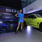 Model berpose pada pada peluncuran mobil BMW X3 M Competition dan BMW X4 M Competition di BMW Eurokars, Jakarta, Kamis (7/7/2022). (Liputan6.com/Fery Pradolo)