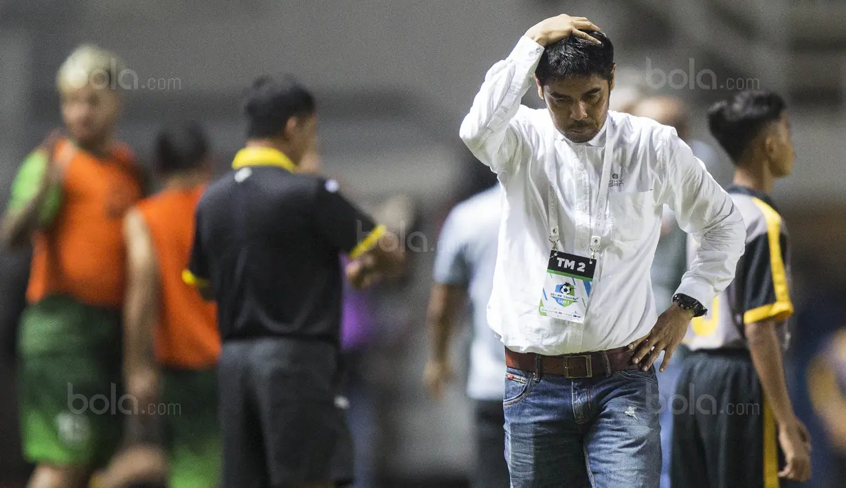 Pelatih Semen Padang, Nil Maizar, kecewa dengan keputusan wasit saat melawan PS TNI pada laga Liga 1 di Stadion Pakansari, Bogor, Minggu (30/7/2017). PS TNI menang 2-1 atas Semen Padang. (Bola.com/Vitalis Yogi Trisna)