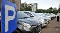 Petugas Dishub DKI memeriksa mobil yang terparkir di Park and Ride kawasan MH Thamrin, Jakarta, Kamis (6/12). Kenaikan tarif parkir akan mulai pertama kali diterapkan di IRTI Monas dan sejumlah kantong parkir milik Pemprov DKI. (Merdeka.com/Iqbal Nugroho)