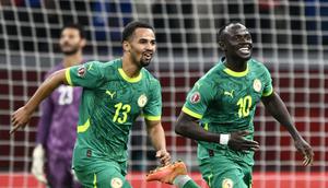 Sadio Mane (kanan) menjadi pahlawan kemenangan Senegal setelah mencetak gol ke gawang Mesir pada semifinal Piala Afrika 2025, Kamis (15/1/2026) dini hari WIB. (SEBASTIEN BOZON / AFP)
