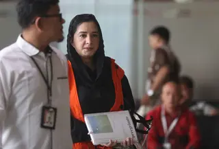 Fadia Arafiq diduga melakukan intervensi kepada para kepala dinas untuk memenangkan perusahaan milik keluarganya, yaitu PT Raja Nusantara Berjaya (RNB), dalam proyek pengadaan outsourcing. Tampak dalam foto, tersangka kasus dugaan korupsi pengadaan barang dan jasa outsourcing (tenaga alih daya) serta lainnya di lingkungan Pemerintah Kabupaten Pekalongan untuk tahun anggaran 2023–2026, Fadia Arafiq, saat tiba di Gedung Merah Putih Komisi Pemberantasan Korupsi (KPK), Jakarta, Rabu (29/4/2026). (merdeka.com/Arie Basuki)
