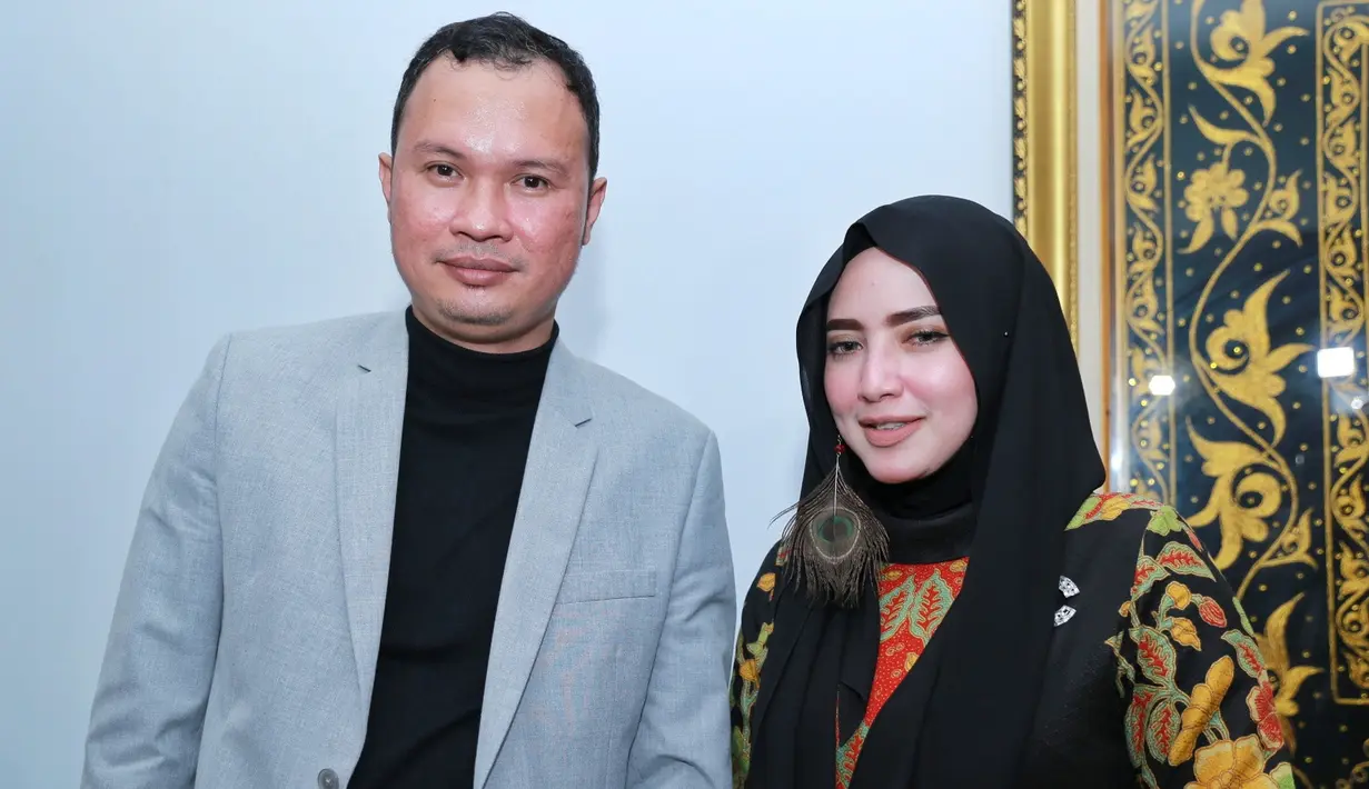 "Sy tdk pernah merusak rumah tangga mrk dan tdk prnh menjadi pelakor bagi rumah tangga mereka... Tolong ya kalian nyinnyir itu hati2!!!," tutupnya. (Adrian Putra/Bintang.com)