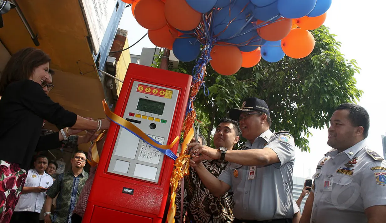 Dishub DKI Jakarta meresmikan sistem parkir meter di Jalan Sabang, Menteng, Jakarta, Jumat (25/9/14). (Liputan6.com/Faizal Fanani) 