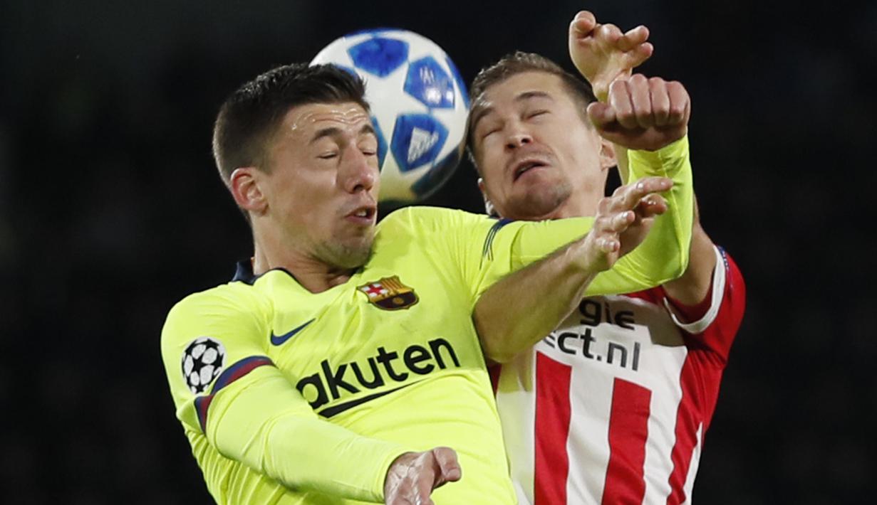 Bek Barcelona, Clement Lenglet, duel udara dengan pemain PSV Eindhoven, Daniel Schwaab, pada laga Liga Champions di Stadion Philips, Rabu (28/11). Barcelona menang 2-1 atas PSV Eindhoven. (AP/Peter Dejong)