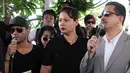 Di TPU Tanah Kusir, Jakarta Selatan, pada Selasa (2/8) siang pacar Mike terlihat hadir dalam pemakaman. Datang dengan baju dan celana serba hitam, ia dibarisan antara keluarga besar Mike. (Deki Prayoga/Bintang.com)