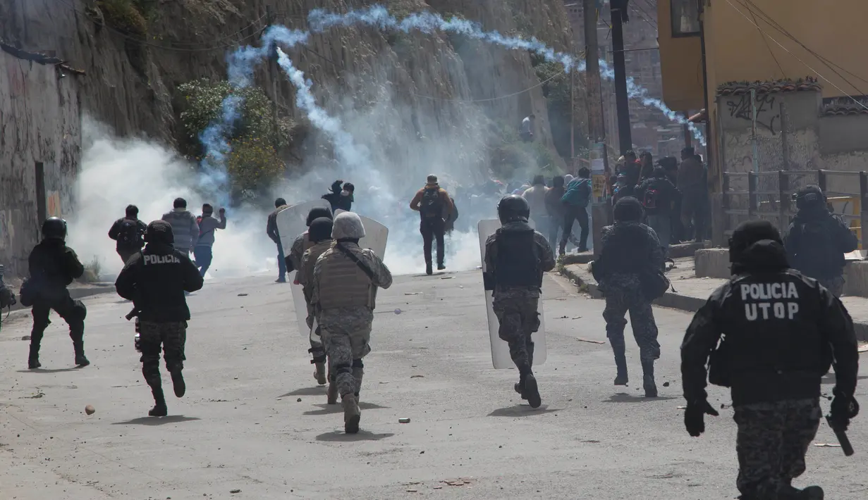 Bentrok ini berawal dari unjuk rasa atas dikeluarkannya UU baru dimana pemerintah hanya akan mendukung petani daun koka yang didukung oleh Presiden Evo Morales, Bolivia, Selasa (21/2). (AP Photo / Juan Karita)