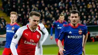 Pemain Arsenal, Aaron Ramsey Kuchaev berebut  bola dengan pemain CSKA Moscow, Alan Dzagoev pada laga leg kedua perempat final Liga Europa di VEB Arena, Jumat (13/4). Pada laga itu, Arsenal hanya mampu bermain imbang dengan skor 2-2. (AP/Pavel Golovkin)