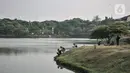 Warga memancing di Waduk Setu, Cipayung, Jakarta, Selasa (28/7/2020). Saat ini Waduk Setu tengah dibuat jalur olahraga dan juga akan dilengkapi sarana bermain anak, pentas seni budaya serta pusat kuliner yang diharapkan meningkatkan potensi kawasan ekonomi pariwisata. (merdeka.com/Iqbal S. Nugroho)
