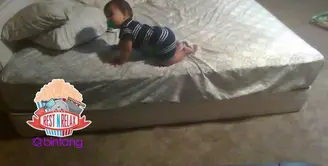 Intip Strategi Bayi untuk Turun dari Kasur yang Tinggi