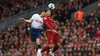 Duel antara Jan Verthongen dan Roberto Firminho pada laga lanjutan Premier League yang berlangsung di Stadion Anfield, Liverpool, Minggu (31/3). Liverpool menang 2-1 atas Tottenham Hotspur. (AFP/Paul Ellis)