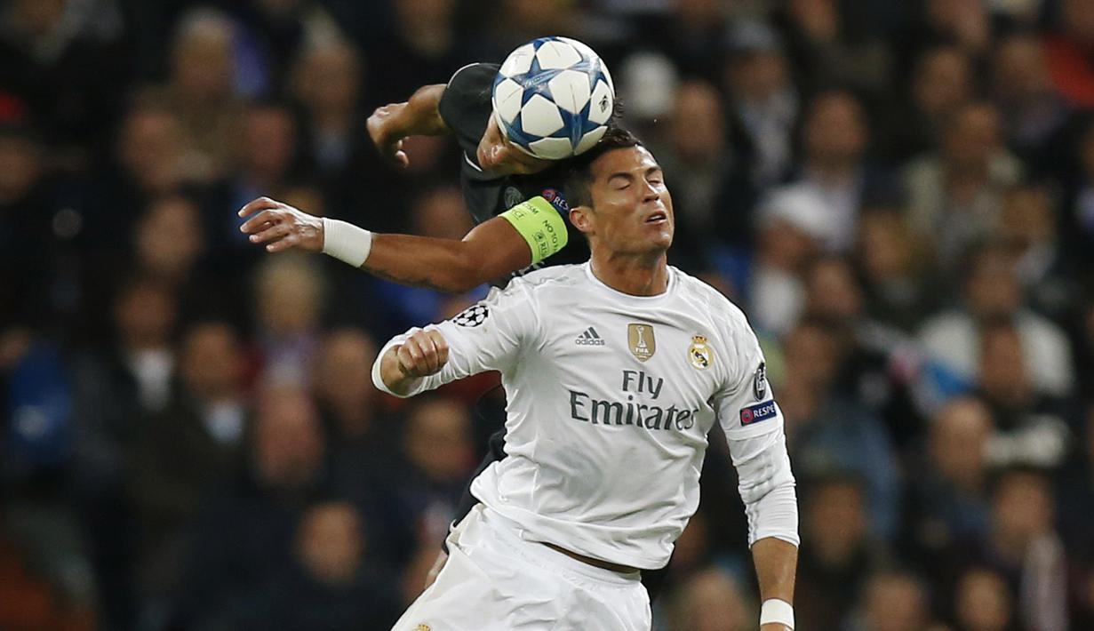 Pemain PSG Thiago Silva berebut bola dengan pemain Real Madrid Cristiano Ronaldo pada lanjutan Liga Chaampions Grup A di Stadion Santiago Bernabeu, Madrid, Rabu(4/11/2015) dini hari. Madrid menang tipis 1-0.  (Reuters / Sergio Perez)