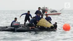 Tim SAR mengevakuasi bagian tubuh penumpang pesawat Sriwijaya Air SJ 182 di perairan Kepulauan Seribu, Jakartra, Minggu (10/1/2021). Sriwijaya Air SJ 182 hilang kontak empat menit usai lepas landas dari Bandara Soetta. (merdeka.com/Arie Basuki)