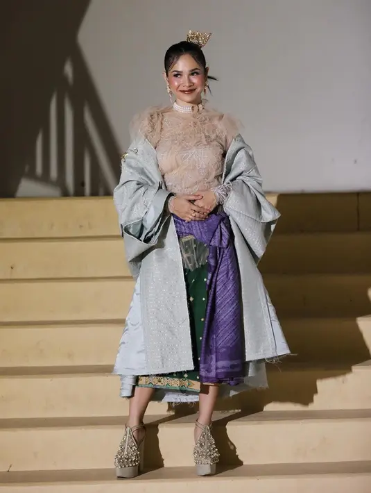 Kali ini Andien mengenakan busana dengan konsep layering style, yang membuat batiknya pun terlihat kekinian. Aksesories etnik di kepala dan telinga menambah nilai estetik penampilan penyanyi tersebut.(Liputan6.com/IG/@andienaisyah)