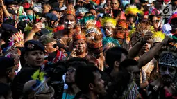 Masyarakat Papua yang tinggal di Jakarta menggelar acara Tari Yospan Massal saat kegiatan Car Free Day di Bundaran HI, Jakarta, Minggu (1/9/2019). Acara ini digelar untuk mengenalkan budaya Papua kepada para generasi muda keturunan Papua serta masyarakat luas. (Liputan6.com/Johan Tallo)