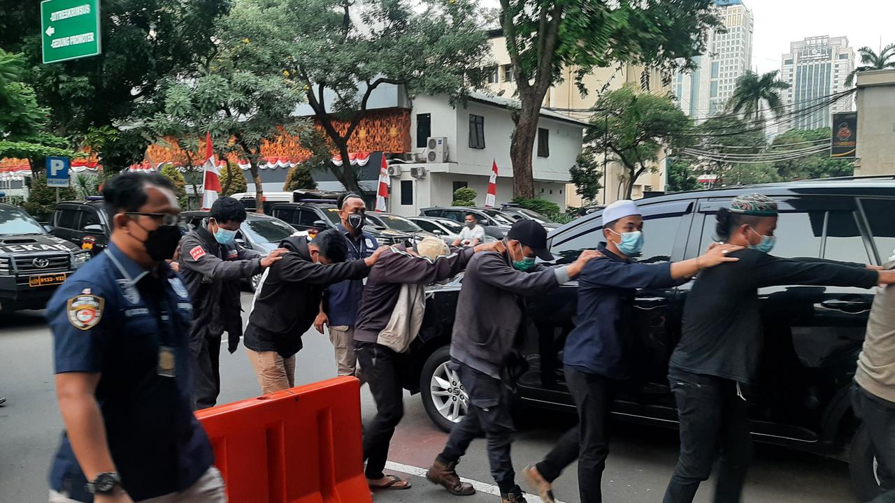 Sebanyak 11 simpatisan Rizieq Shihab digelandang ke Polda Metro Jaya, Senin (30/8/2021).