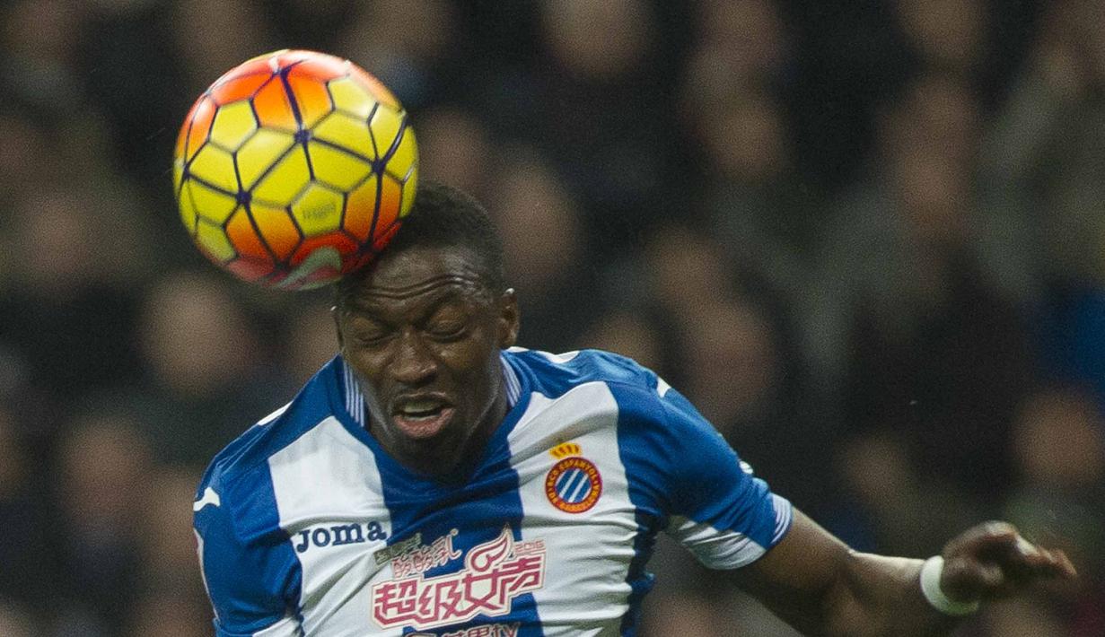 Pemain Espanyol, Pape Diop mencetak satu gol saat timnya megalahkan Athletic Bilbao 2-1  Pada Lanjutan La Liga Spanyol, di the Cornella-El Prat, Minggu (20/3/2016) dini hari WIB. (AFP/Curto De La Torre)