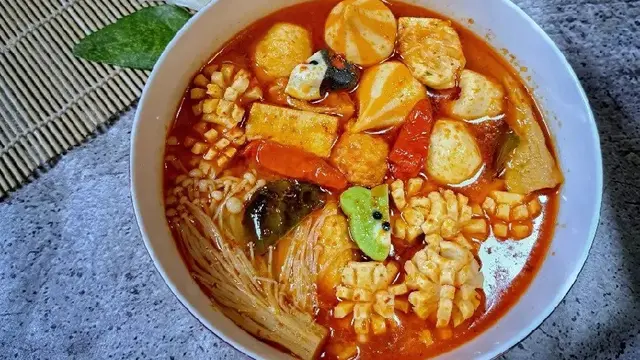 Resep steamboat kuah tom yum setelah bakaran di malam Tahun Baru 2023. (dok. Cookpad @cut_listiyacantik)