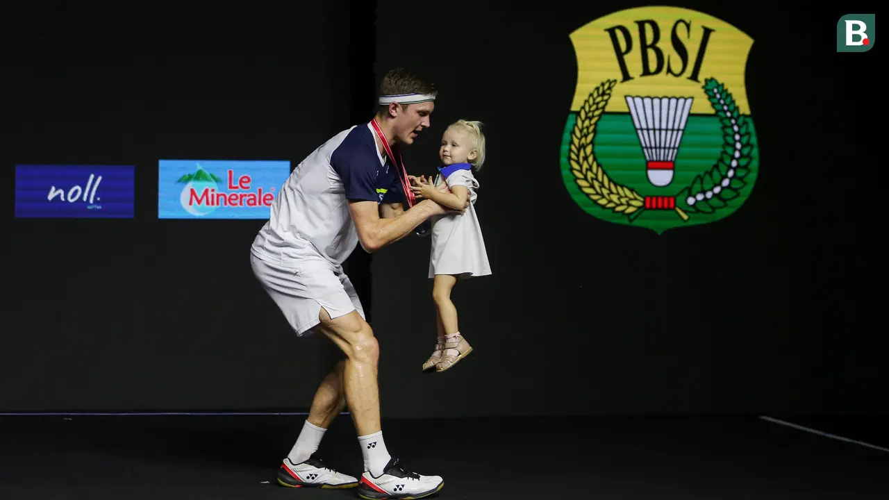 Foto: Potret Perayaan Gelar Juara Viktor Axelsen Bersama Anaknya di Indonesia Open 2022