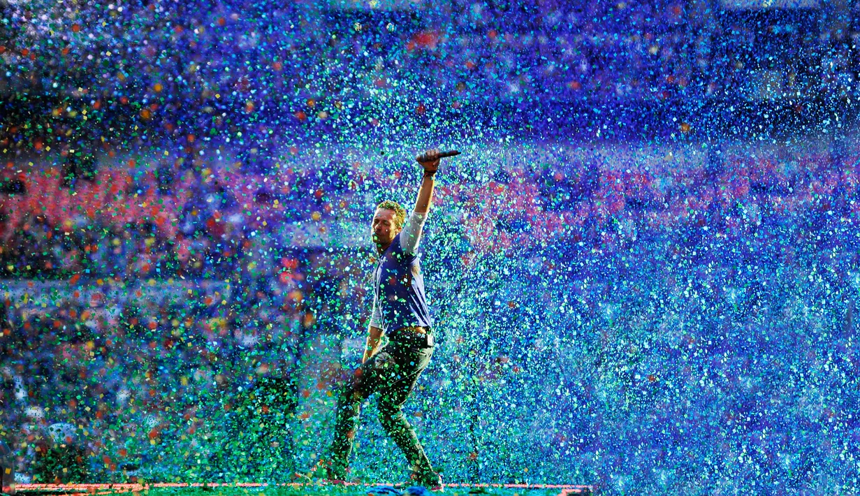 Aksi vokalis band Inggris Coldplay, Chris Martin saat tampil di Stadion Wembley di London pada tanggal 15 Juni 2016. Coldplay merupakan sebuah band asal Inggris yang beranggotakan 4 orang. (AP Photo/ Star Max 2)