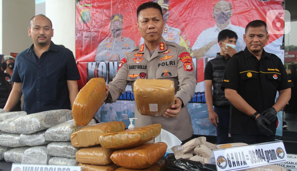 Kapolres Tangerang Selatan AKBP Sarly Sollu menunjukkan barang bukti ganja sebanyak 39 kilogram asal Sumatera saat konferensi pers pengungkapan kasus narkotika di Polres Tangerang Selatan, Banten, Rabu (20/7/2022). Dalam kasus peredaran ganja tersebut sebanyak empat tersangka diringkus di daerah Cipinang Besar Selatan, Jakarta Timur, yang merupakan jaringan dari Aceh. (merdeka.com/Arie Basuki)