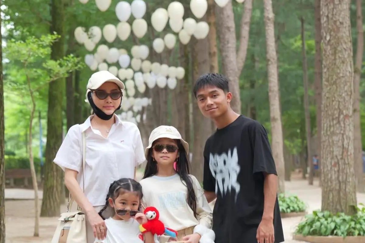 Potret Sarwendah liburan bersama keluarga ke Korea dengan wajah pasca operasi (Sumber: Instagram/@sarwendah29)