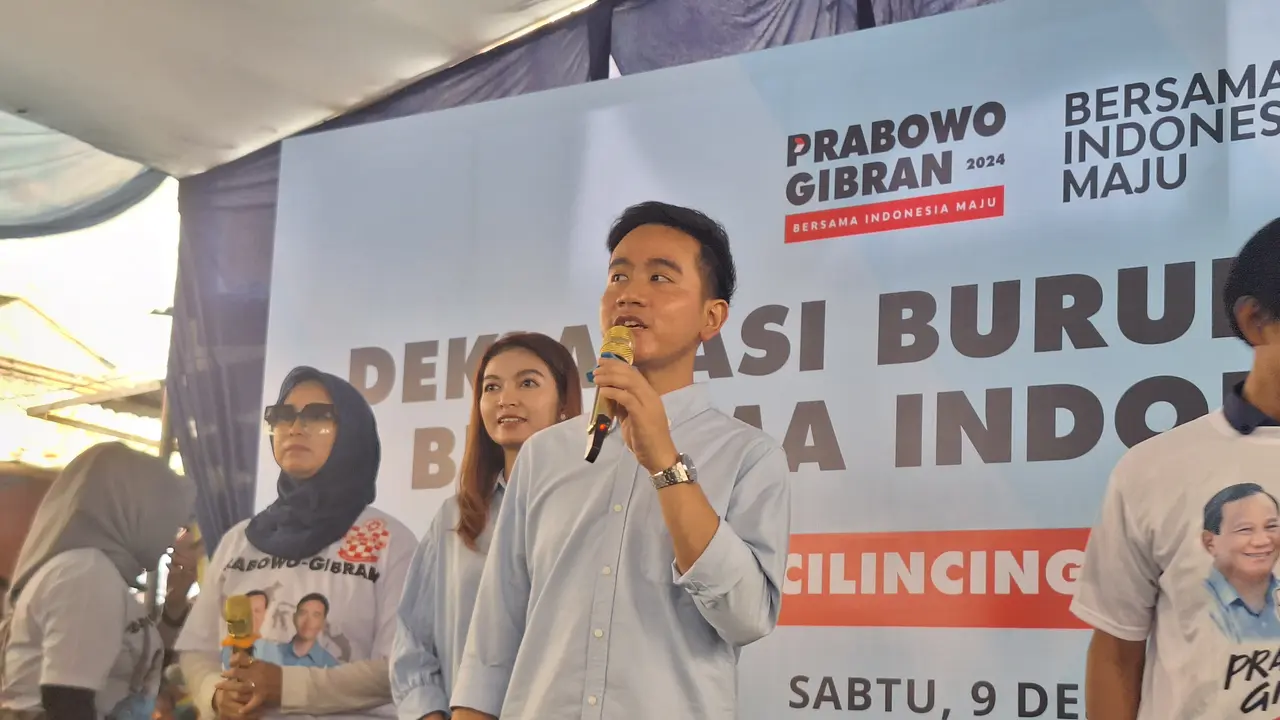 Calon wakil presiden (cawapres) nomor urut 2 Gibran Rakabuming Raka menyambangi Rusun Cilincing, Jakarta Utara dan menghadiri deklarasi dukungan dari Buruh Pelabuhan Seluruh Indonesia di lokasi sama, Sabtu (9/12/2023).