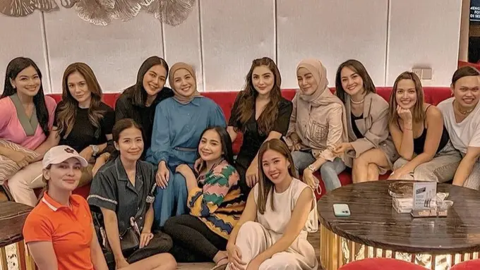 Outfit Nia Ramadhani Perdana Nongkrong dengan Geng Cendol