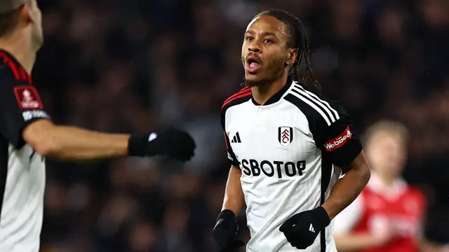Foto: Tendangan Roket Bobby De Cordova-Reid Jadi Gol Kemenangan Fulham di Piala FA
