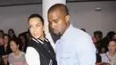 Selain pengobatan yang terbilang serius, Kim pun menberikan pengobatan dengan caranya sendiri. Ia berusaha membuat Kanye lebih bahagia dengan selalu hadir dan ada untuk Kanye. (AFP/Bintang.com)