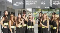 Umbrella girl memeriahkan balapan pertama seri kelima Formula Renault 2.0 Eurocup Hungaria di Sirkuit Hungaroring, Sabtu (1/7/2017). Pebalap Indonesia, Presley Martono, menjadi salah satu peserta pada balapan. (Bola.com/Reza Khomaini)