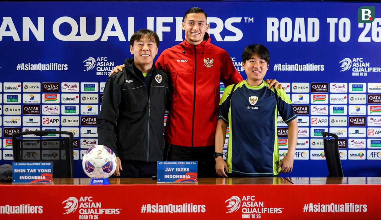 <p>Pelatih Timnas Indonesia, Shin Tae-yong (kiri) berfoto bersama dengan Jay Idzes (tengah) dan penerjemah Jeong Seok-seo atau Jeje saat konferensi pers menjelang laga lanjutan putaran ketiga grup C Kualifikasi Piala Dunia 2026 melawan Jepang di Stadion Utama Gelora Bung Karno (SUGBK), Senayan, Jakarta, Kamis (14/11/2024). (Bola.com/Bagaskara Lazuardi)</p>