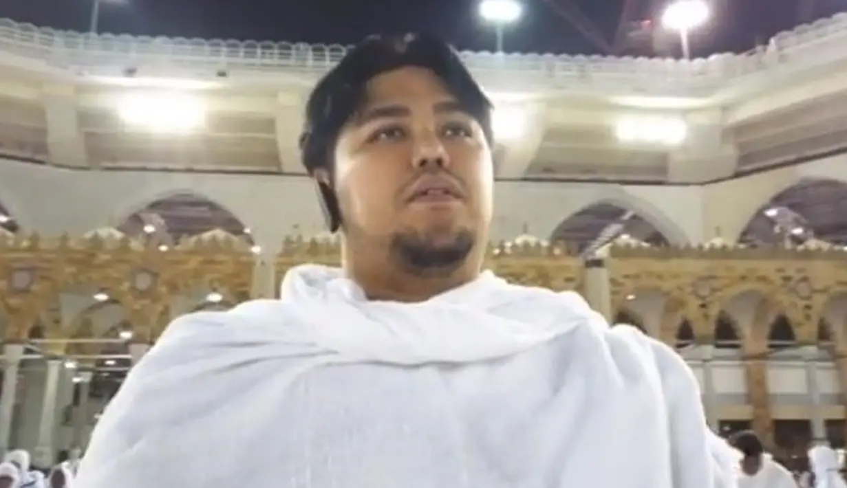 Memakai kain ihram, Ivan Gunawan terlihat begitu khidmat menjalankan ibadahnya kali ini. (Liputan6.com/IG/@ivan_gunawan)