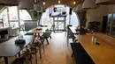 Suasana ruang makan pada hari pembukaan kantor baru raksasa mesin pencari internet, Google, di Berlin, Selasa (22/1). Google kembali membuka kantor cabang yang baru di ibu kota Jerman tersebut. (Photo by Tobias SCHWARZ / AFP)