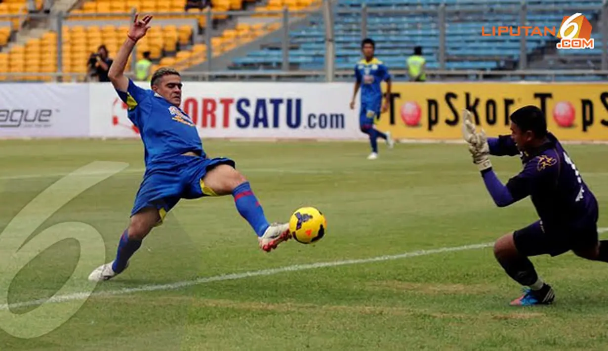 Tendangan Cristian Gonzales (Arema Cronus) tidak mampu dibendung kiper Unted Army Thailand Udomsak Patcham. (Liputan6.com/Helmi Fithriansyah)