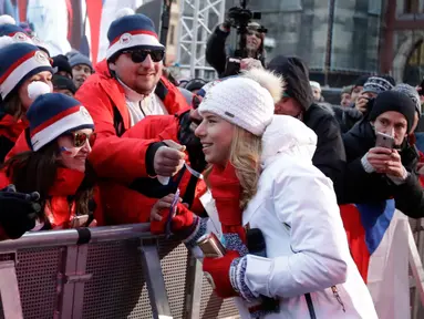 Altet Olimpiade Musim Dingin Ester Ledecka menyapa para warga Ceko di Old Town Square di Praha, Ceko (26/2). Ester Ledecka berhasil meraih dua medali dari dua nomor cabang olahraga yang berbeda, yakni ski dan snowboarding. (AP Photo / Petr David Josek)