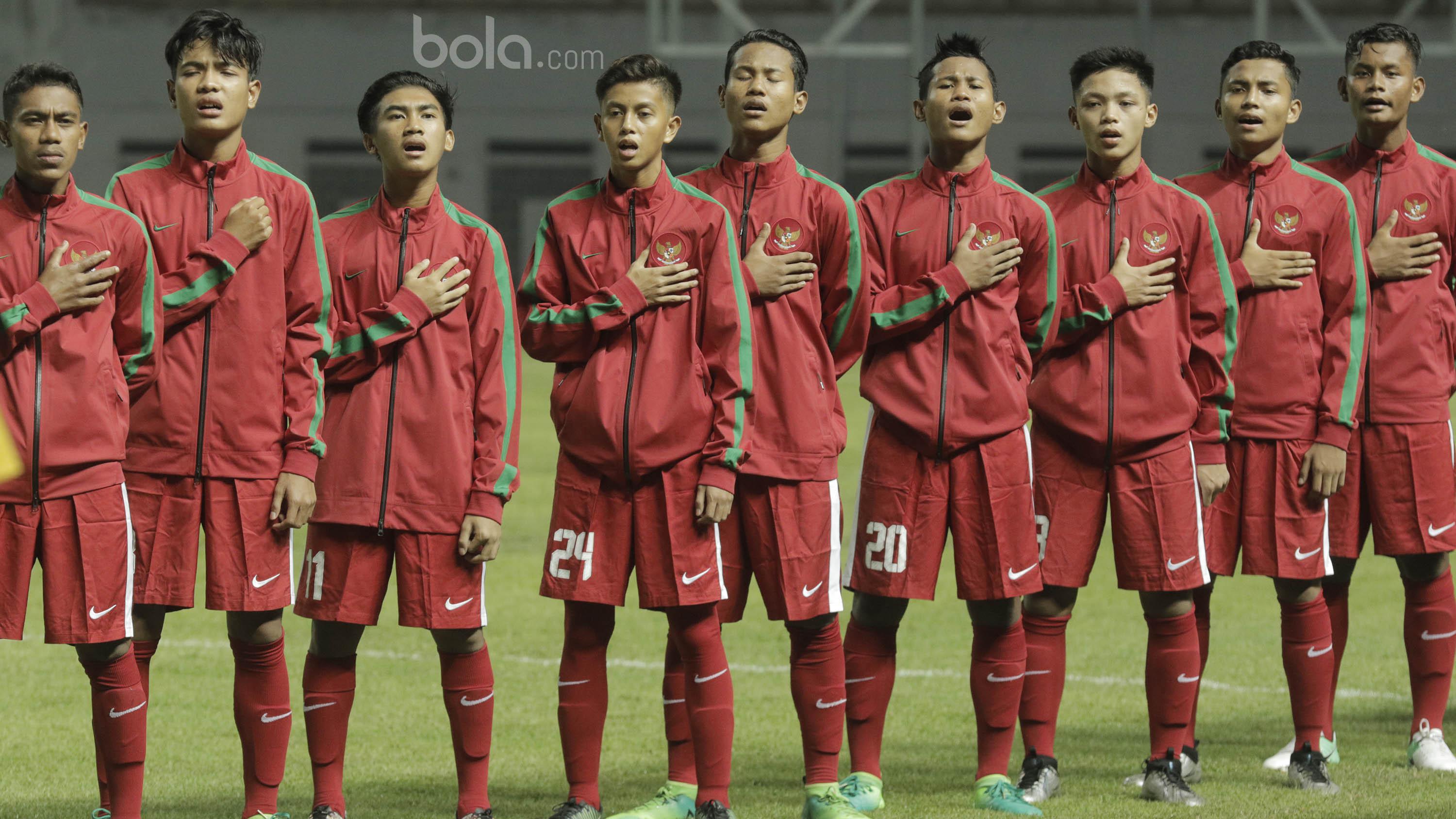 Pemain Timnas Indonesia U-16 saat pertandingan melawan Singapura U-16 pada laga uji coba Internasional di Stadion Wibawa Mukti, Cikarang, Kamis, (08/06/2017). Indonesia menang 4-0. (Bola.com/M Iqbal Ichsan)