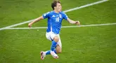 Pemain Italia, Nicolo Barella, melakukan selebrasi setelah mencetak gol ke gawang Albania dalam laga perdana Grup B Euro 2024 di Stadion Signal Iduna Park, Dortmund, Minggu (16/6/2024). (AP/Andreea Alexandru)