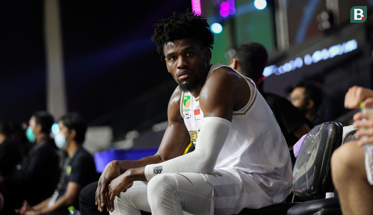 Pemain West Bandits Combiphar Solo, D. Harris saat laga pekan pertama IBL Tokopedia 2022 melawan Rans PIK Basketball di Hall Basket Gelora Bung Karno, Senayan, Sabtu (15/01/2022). (Bola.com/Bagaskara Lazuardi)