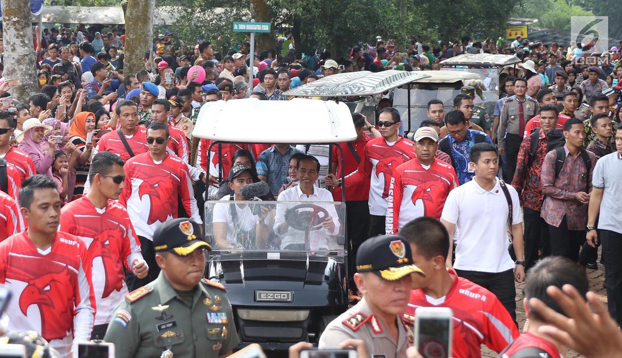 Presiden Joko Widodo bersama keluarga saat berlibur di Kebun Binatang Ragunan, Jakarta, Kamis (29/6). Mengisi libur Lebaran, Jokowi beserta keluarga memanfaatkannya untuk berlibur di kebun binatang beserta keluarga. (Liputan6.com/Angga Yuniar)
