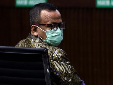 Terdakwa suap izin ekspor benih lobster tahun 2020, Edhy Prabowo saat sidang pembacaan tuntutan di Pengadilan Tipikor Jakarta, Selasa (29/6/2021). Mantan Menteri Kelautan dan Perikanan, Edhy Prabowo dituntut lima tahun penjara dan denda Rp 400 juta. (Liputan6.com/Helmi Fithriansyah)
