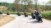 Yamaha NMax Turbo TechMax Ultimate dilengkapi dengan performance damper untuk meningkatkan handling dan kenyamanan berkendara. (YIMM)