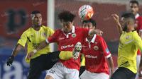 Pemain Persija, Hong Soon Hak (kanan), berebut bola dengan pemain Semen Padang, Vendry R Mofu, dalam laga Torabika Soccer Championship 2016 presented by IM3 Ooredoo di Stadion Utama Gelora Bung Karno, Jakarta, Minggu (8/5/2016). (Bola.com/Arief Bagus)