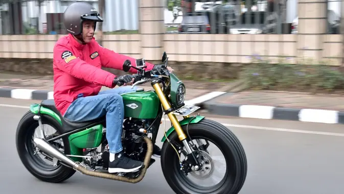 Presiden Joko Widodo (Jokowi) mengendarai motor menuju Pasar Anyar, Tangerang, Banten, Minggu (4/11/2018). Tampil dengan gayanya yang khas, Jokowi mengendarai sepeda motor custom untuk menuju ke pasar. (Liputan6.com/HO/Biro Pers Setpres)