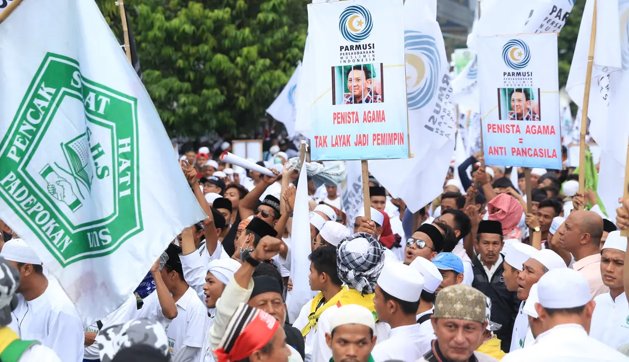 Pada sidang ketiga yang digelar di Pengadilan Negeri Jakarta Utara, terlihat masa FPI dan ormas lain berada di luar gedung pengadilan lebih ramai dari sidang-sidang sebelumnya. (Adrian Putra/Bintang.com)