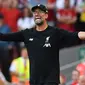 Pelatih Liverpool, Juergen Klopp, memberikan instruksi saat melawan Arsenal pada laga Premier League di Stadion Anfield, Liverpool, Sabtu (24/8). Liverpool menang 3-1 atas Arsenal. (AFP/Ben Stansall)