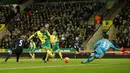 Pemain Norwich City, Lewis Grabban, mencetak gol ke gawang Arsenal dalam lanjutan Liga Inggris di Stadion Carrow Road, Minggu (29/11/2015) malam WIB. (Action Images via Reuters/Andrew Boyers)