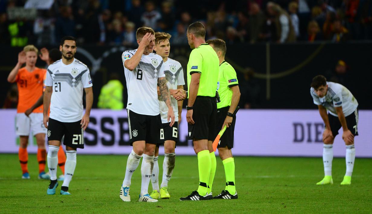 Para pemain Jerman tampak kecewa usai dikalahkan Belanda pada laga Kualifikasi Piala Dunia 2022 di Hamburg, Jumat (6/9). Jerman kalah 2-4 dari Belanda. (AFP/Patrik Stollarz)