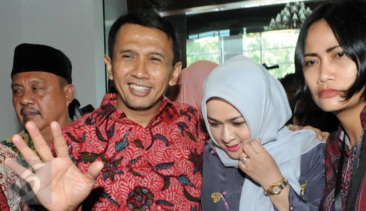 Gubernur nonaktif Sumut, Gatot Pujo Nugroho dan istrinya Evy Susanti saat tiba di Pengadilan Tipikor Jakarta, (23/12). Gatot dan Evy didakwa dua perkara yakni suap hakim dan panitera PTUN Medan dan suap eks Sekjen NasDem. (Liputan6.com/Helmi Afandi)
