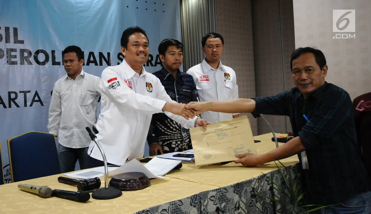 Panitia menyerahkan dokumen kepada petugas KPU saat proses rekapitulasi penghitungan suara Pemilu 2019 tingkat Kota Jakarta Selatan di Hotel Maharaja, Jakarta, Selasa (7/5/2019). Proses penghitungan suara dilakukan pada tanggal 5-7 Mei 2019. (Liputan6.com/Herman Zakharia)