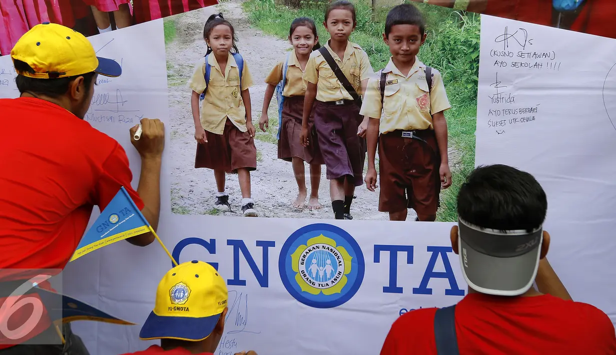 Sejumlah warga memberikan testimoni dukungan kepada anak-anak Indonesia, Jakarta, Minggu (1/11/2015). GNOTA meriahkan Hari Sumpah Pemuda dengan menggelar Festival Anak Asuh saat Car Free Day. (Liputan6.com/Yoppy Renato)